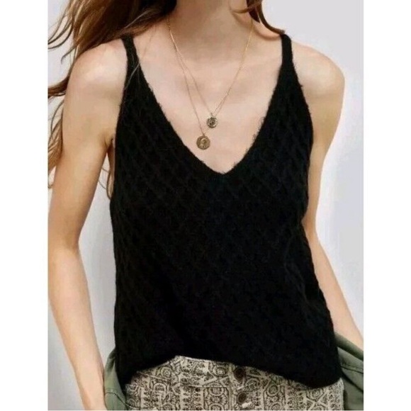 Anthropologie Tops - Anthropology Fenna textured knit black V neck racerback crop top size S